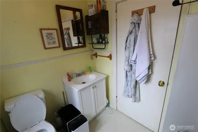 Primary full bath serving the home.