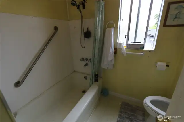 Another view of the primary full bath serving the home.