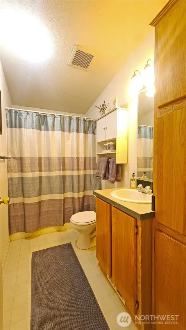 Guest bathroom in between the two bedrooms