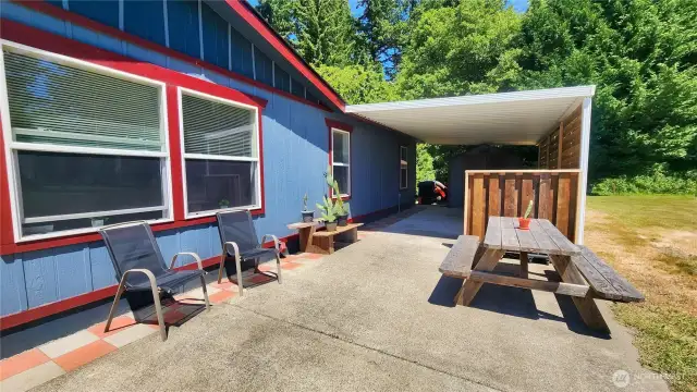 Carport and shed as well as picnic area
