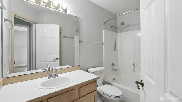 Full hall bath upstairs