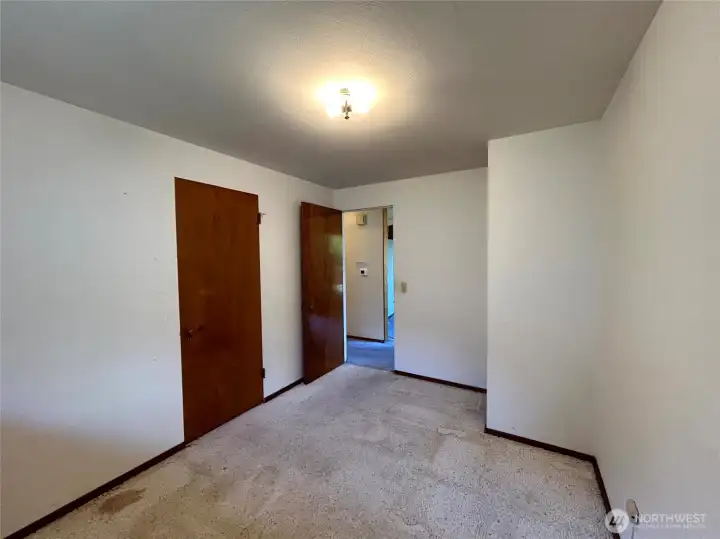 Middle bedroom, 1 closet