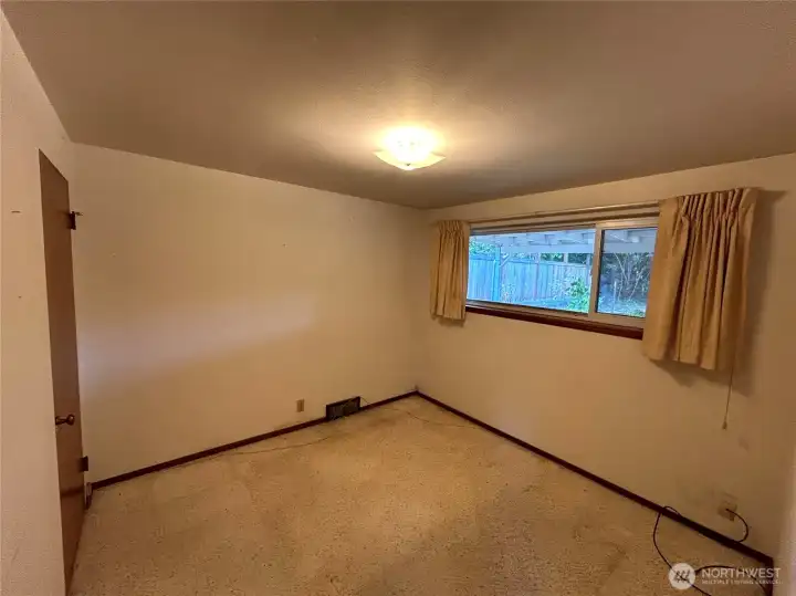 Back bedroom, wall borders on bathroom