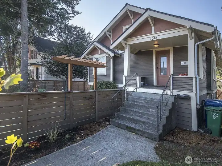 7043 no longer has a fence in front