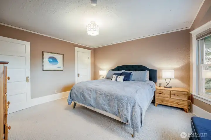 Nice and large primary bedroom.