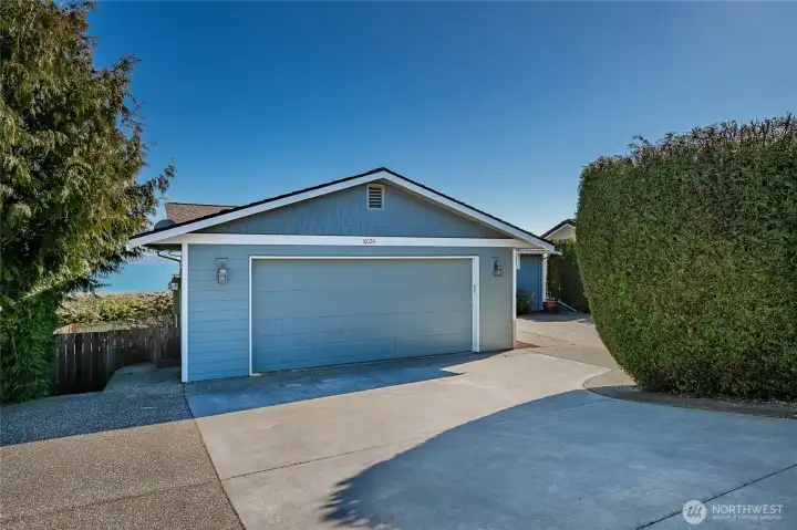 Parking for four cars at the entry