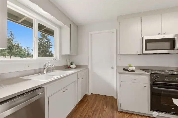 Check out this cheerful kitchen!
