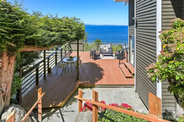A fabulous deck for entertaining...