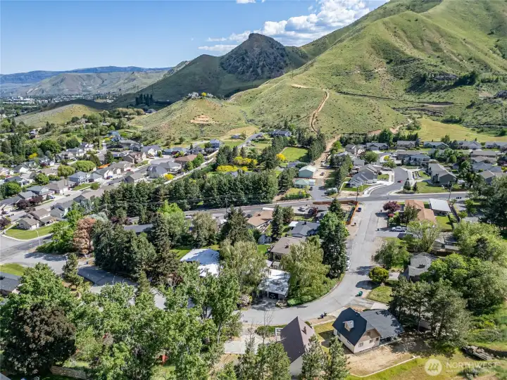 Located So close to Popular Hiking and Biking Trails!