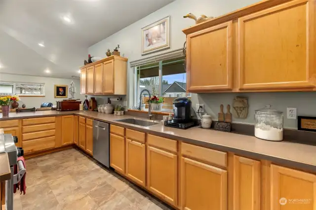 Beautiful kitchen with lots of storage