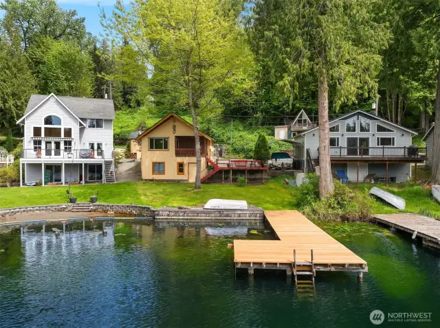 Spacious front yard leading to dock and lake.