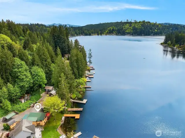 Aerial view of home showcasing Lake Roesiger.