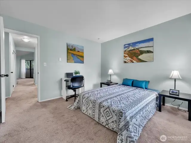 Spacious primary (enough room for a king bed)