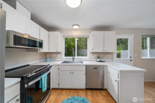Great Kitchen layout with ample cabinets and counter space