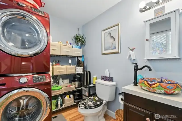 Powder Bath with Laundry