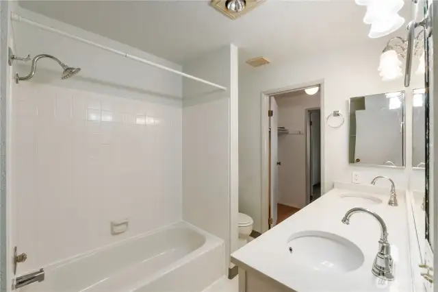 Upstairs full bathroom