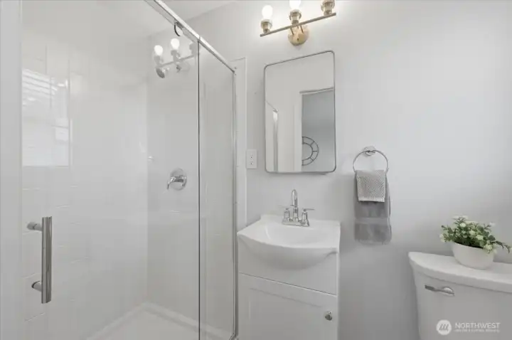 En-suite bath off the primary bedroom.