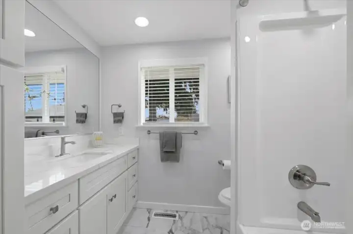 Full hallway bathroom is Pottery Barn perfect.