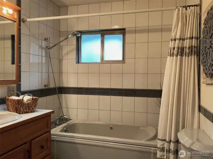 Main level full bath with Jacuzzi tub