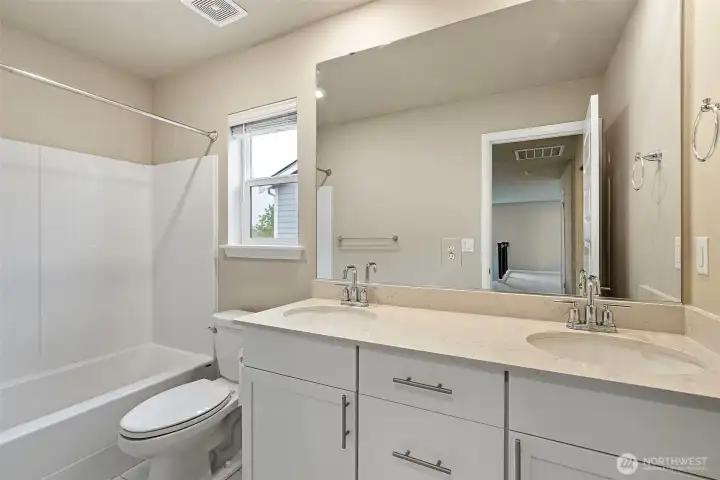 Upper level full bath.