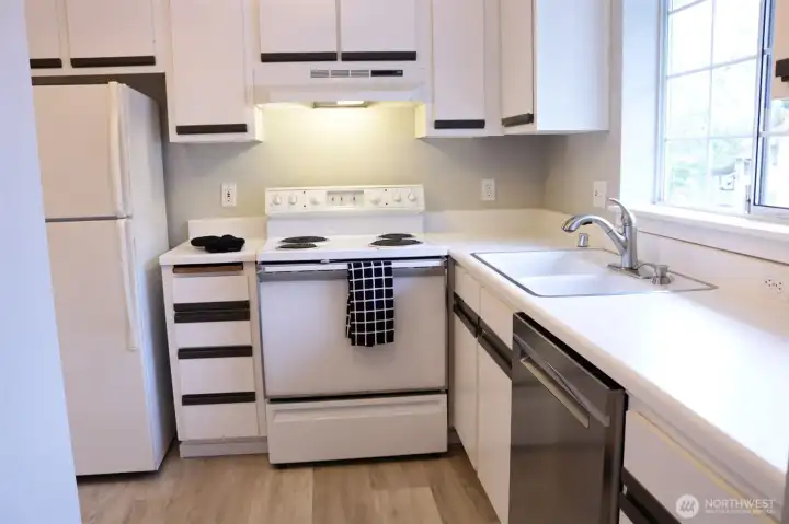 kitchen, dishwasher, new garbage disposal, fresh paint, updated light fixtures, new vinyl plank flooring