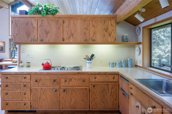 More kitchen.