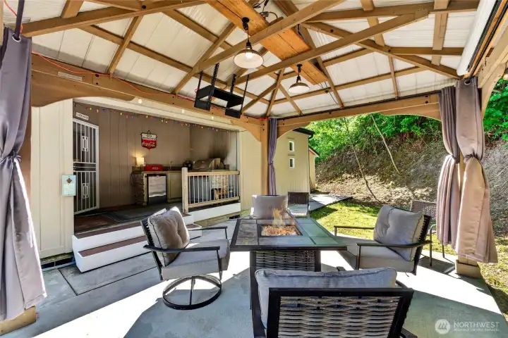 Has curtains and propane fire pit for the cool days and evenings Has curtains and propane fire pit for the cool days and evenings