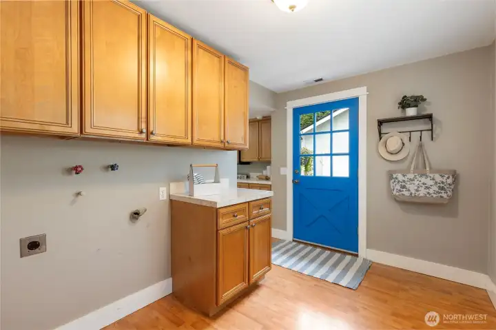 Mud room with seperate ext door Mud room with seperate ext door