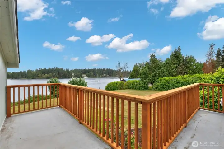Upper level deck shared by both en suites Upper level deck shared by both en suites