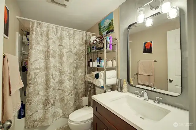 Unit B Full Bathroom