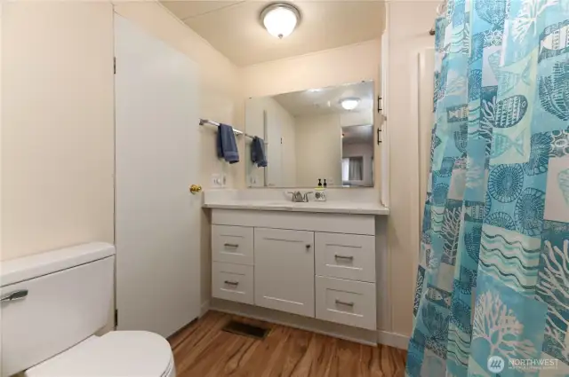 Large full bathroom~