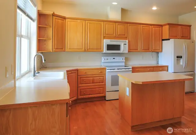 KITCHEN WITH EATING ISLAND
