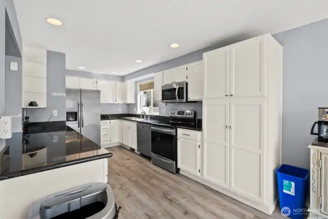Kitchen w tons of storage!