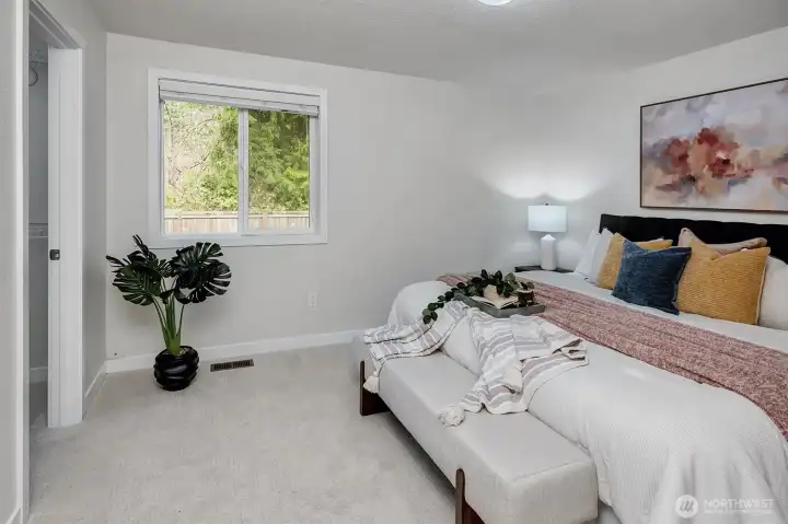 Primary bdr w/ walk-in closet