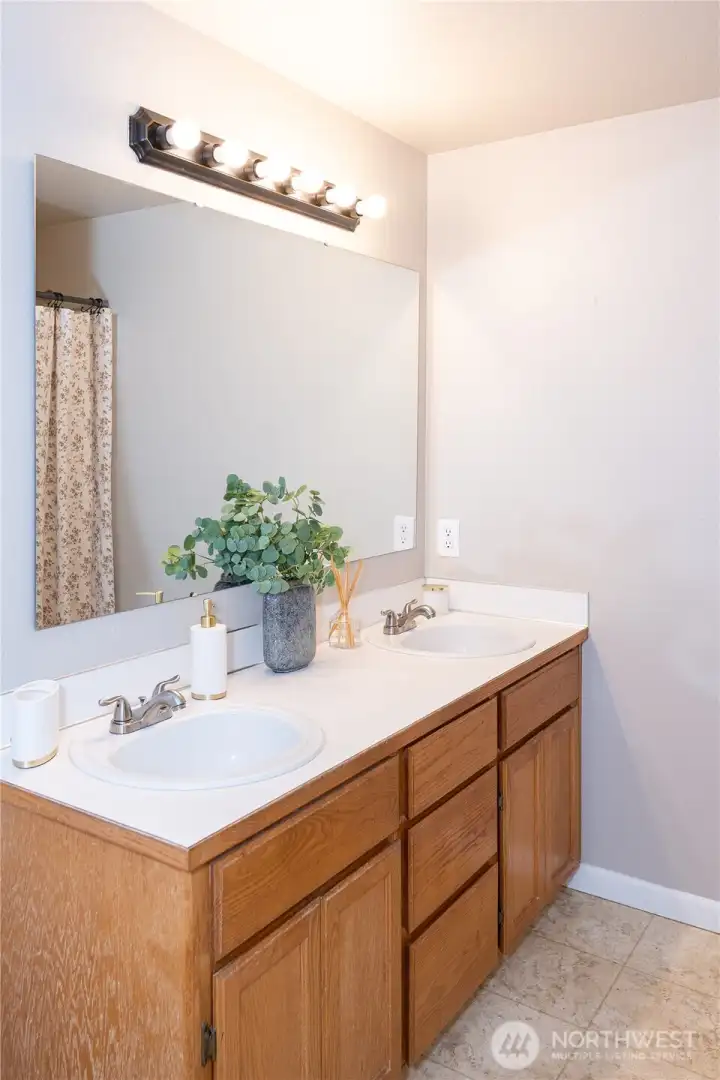 double sink primary bath