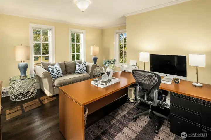 Private home office / sitting room adjoining primary bedroom.