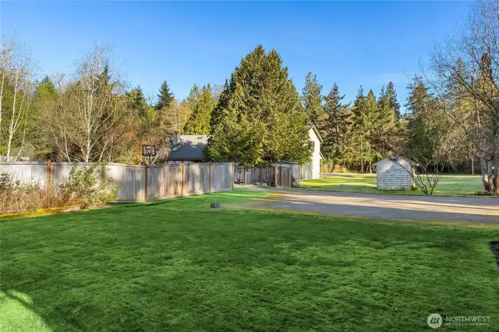 Garden, play, relax in the nice, level yard