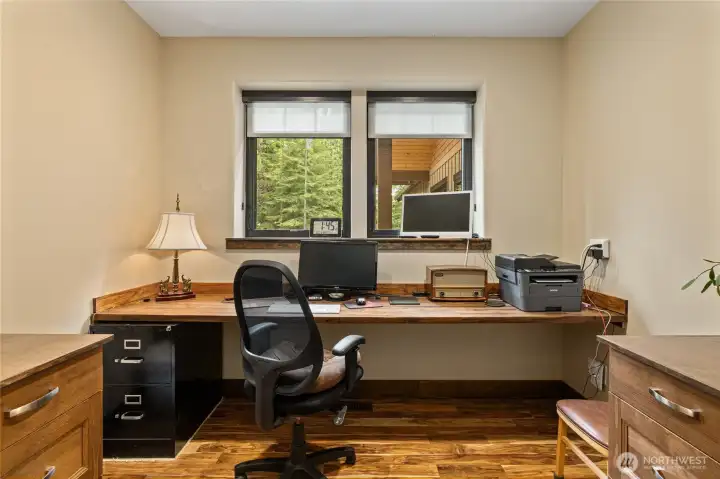 Private office nook space