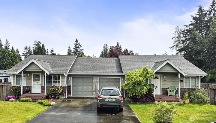 Great curb appeal with this duplex that's close to amenities and commuting