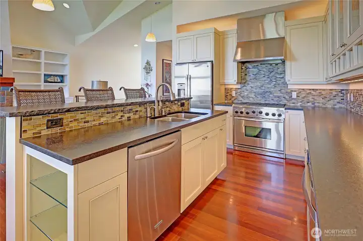 Eat-at bar, great for entertaining.