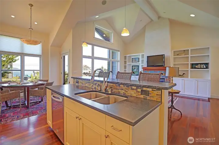 Tons of natural light with floor to ceiling windows.