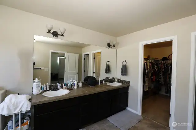 Dual sinks and walk in closet with motion sensor lighting!