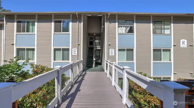 Move-in ready, Lea Hill condo in an ever so convenient location in Auburn.