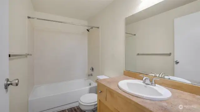 Centrally located full bath between the main living space and bedrooms.