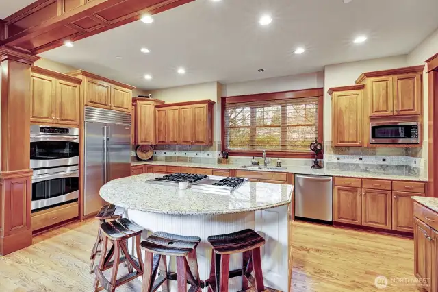 Inviting kitchen with gas cook top island. Sub zero fridgerator and viking cook top too!