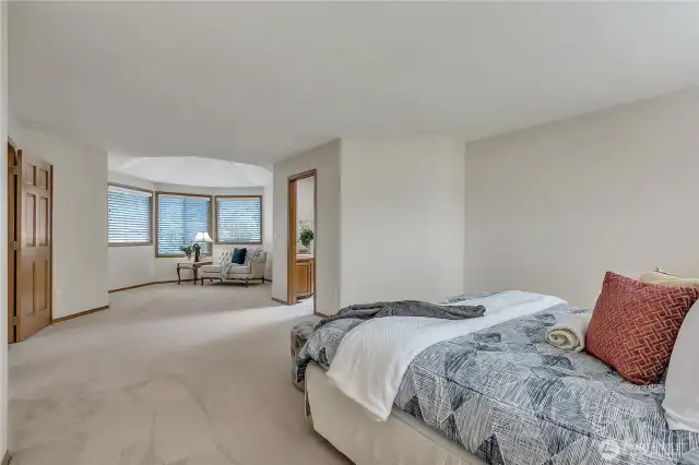 The cozy sleeping area also faces a large sitting area, creating a perfect balance of comfort and space. It’s an ideal setup for relaxation, whether for reading or lounging.