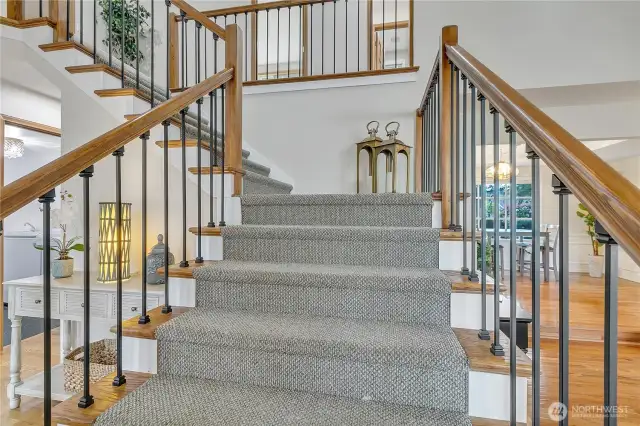 This is a gorgeous and wide staircase-It's show stopper!