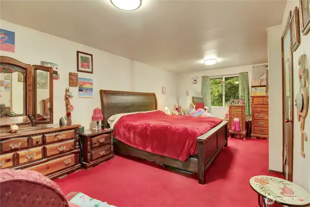 Huge primary bedroom
