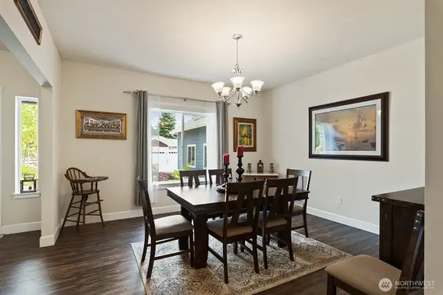 Another angle of the dinning room.