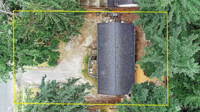 Approximate boundary lines of the property.  Dimensions are 80ftx120ft